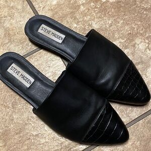 Steve Madden Elegant Black Size 7.5M Mules Career Academia Flats Collegiate